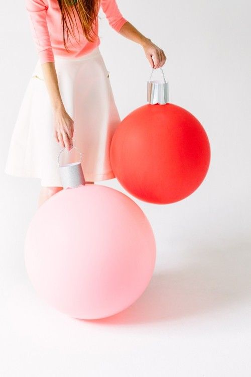 Воздушный шар в виде елочной игрушки